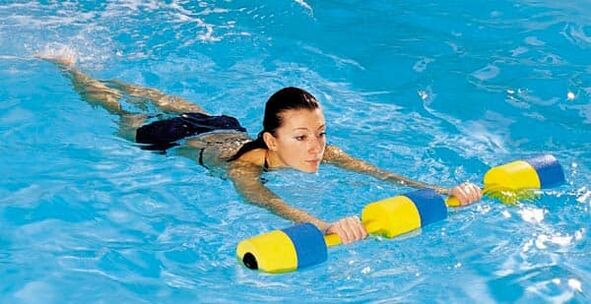 Nadar para prevenir la osteocondrosis de la columna torácica. 