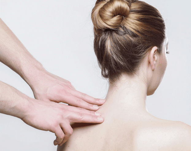 Masaje de cuello mujer
